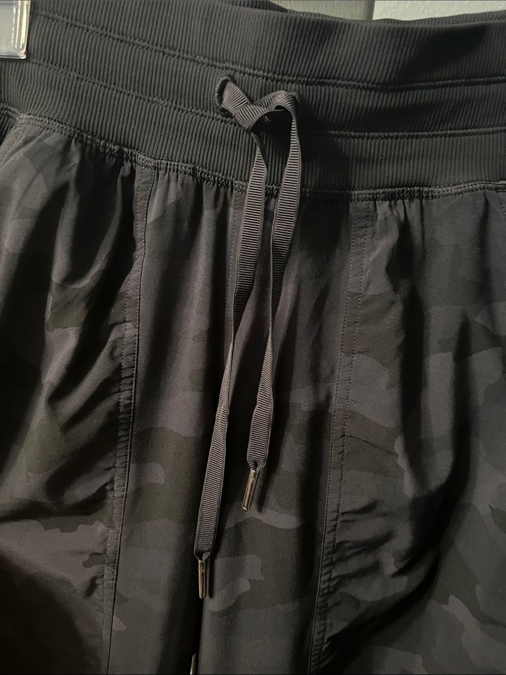 Lululemon women’s dance studio Black Camo Jogger - Picture 4 of 7